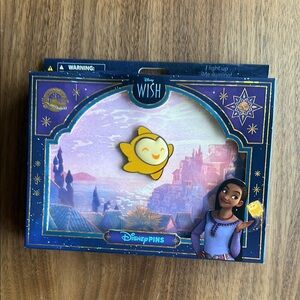 NWT Disney Pin Wish Light-Up Star